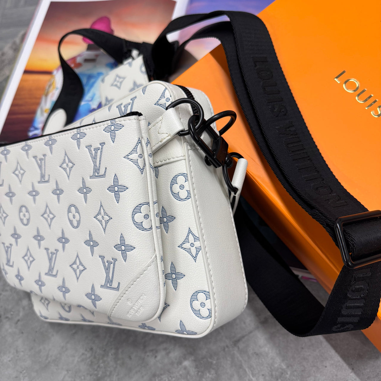(PRE ORDER) LVE TRIO BAG - WHITE / BLUE