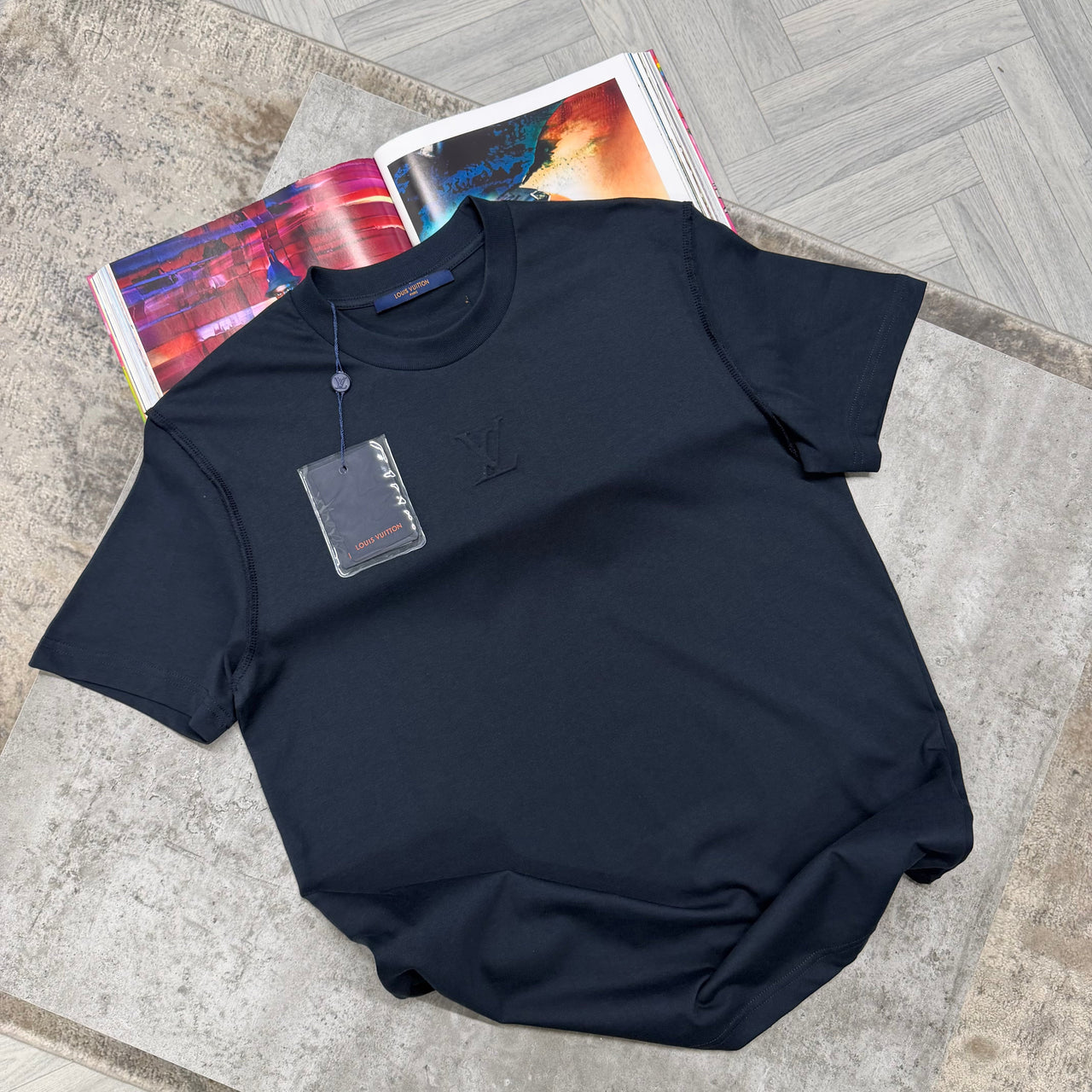 LVE CENTRE LOGO T SHIRT - NAVY